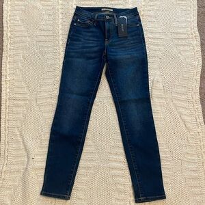 Guess Curvy Fit, Medieum Rise, Skinny Leg Jean